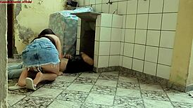 Żona na wyjeździe jeździ na wielkim kutasie by zapłacić hydraulikowi, mąż w pracy