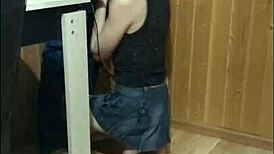 Cewek kafe Jepang coli memek dalam video gonzo panas