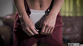 ممثلة شابة 18+ منحنية على زب في كاستينج ثلاثي عنيف مع مص وكلبي