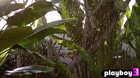 Úžasná blond milf Katya Clover předvádí dokonalé tělo v deštivé venkovní póze