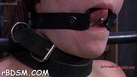 Hottie Uses Dildo In Copher