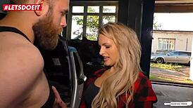 Duitse overspelige vrouw voelt emotionele doggy neuk