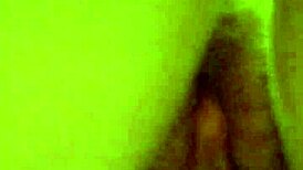 Amatør snow bunny nyder intenst at pule stor sort pik på toilettet