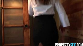 Δεν μπορώ να ξεπεράσω τα μεγάλα φυσικά της στήθη ενώ με καβαλάει