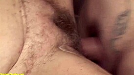 Herregud, den här håriga 89-åriga farmor fick hård knull bakifrån! Vilken vild hundställning!