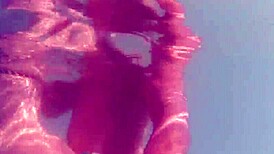 Gabriela Genç Kadın 18+ büyük götünü havuzda gösteriyor seks sırasında