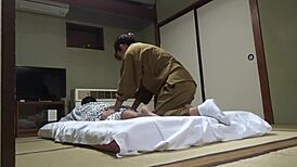 温泉旅館のウェイトレスを誘惑して、隠し撮り生セックス