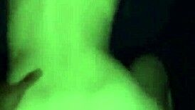 Siyah adam beyaz genç kızın kıçını tokatlıyor!