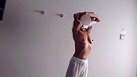 Chica francesa flaca chupa y monta a chico mexicano gordito