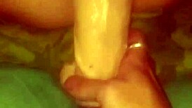 그녀가 타이트 젖은 보지 손가락질하는 동안 내가 거대 딜도 넣어 😈💦