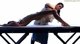 Mala uska devica 18+ dobija ulje masazu na sitnom 18+ telu