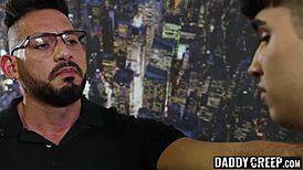 Gay twink Rob Quin nabízí chlupatou prdel, aby otce na půdu potěšil