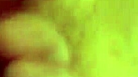 그녀가 타이트 젖은 보지 손가락질하는 동안 내가 거대 딜도 넣어 😈💦