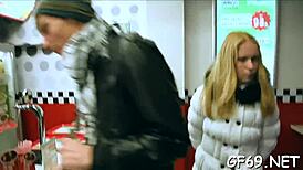 Dva hunkovia riadne drú tú drobnú 18+ krásku s mokrými orálkami