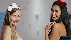 Dva drobný 18+ teen modelky se svlékají u sebe v minisukních