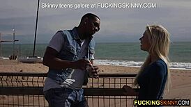 Blondă frumoasă 18+ provoacă pulă neagră masivă cu limbă și muie adâncă