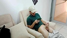 Pomaganie napalonemu pasierbowi z głębokim gardłem i pieskiem