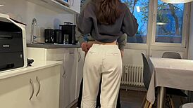 รูมเมทกระแทกฉันอย่างหนักไม่มีเมตตา