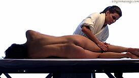 Malá těsná panenská teen 18+ dostává olejovou masáž na svém malém 18+ těle