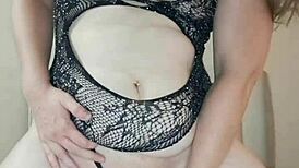 Rubia Follando Un Consolador Con Lenceria Sexy Obtiene Orgasmo Creampie Vaginal.