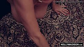 Kelly Madison tira fuori le tette mentre lavora ai progetti