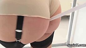 Hei, sjekk utro britisk MILF Lady Sonia som blottar massive titter