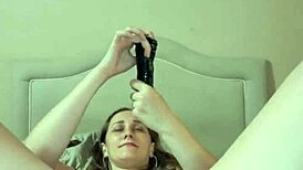 Rubia Follando Un Consolador Con Lenceria Sexy Obtiene Orgasmo Creampie Vaginal.