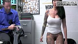 Лили Лейн се съблича да даде епичен блоуджоб в магазина! 🔥