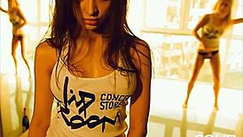 Dancing Hot Girls Perform Energetically!