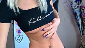 Girl masturbates solo on cam