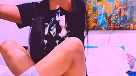 Bluees emocionálna sólová masturbácia ukazuje jej zadok a piču fanúšikom s hračkami