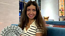 Russiske piger rider og bøjer sig for cash i udlandet