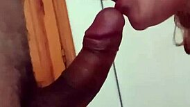 تمص الزب وتاخذ اللبن في فمها بشهوة