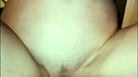 Tinder-treffi ratsastaa kyrpääni kovaa, voihkii kun suihku-orgasmi räjähtää