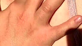 ボーイフレンド、君は私のヴァギナを指でかき回して舐めながらアヌスを弄ってるの？