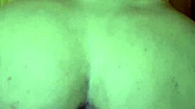 Vruća cura u uskoj haljini jebana jako do svršavanja