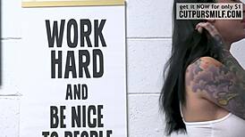 Lily Lane stripper ned for å gi episk blowjob på butikken! 🔥