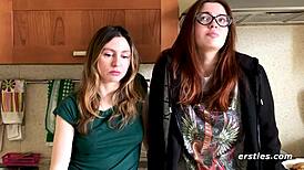 Милая украинская пара Фелиция и Лина идеально трутся кисками