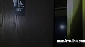 Hezký černoch manažer se stane orgií bottom hned po volání přítelkyně