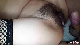 日本の熟女継母が誘惑して生ハメ中出し、JAV無修正で熱いアクション展開！