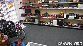 Amateur tøs bøjet over for backroom knul og blowjob