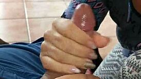 La Mia Matrigna Sorprende Masturbazione E Aiuta Cumshot