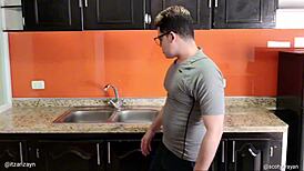 novato del sexo me entrega su culo caliente y yo lo follo