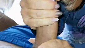 La Mia Matrigna Sorprende Masturbazione E Aiuta Cumshot