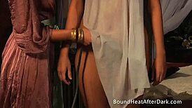 I denne BDSM-scene bliver submissive lesbiske tøser klædt af af dominant madame med pisk, ydmygelse og dominans