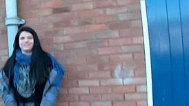 Salope en chaleur se déshabille et pisse au milieu de la rue devant tout le monde.