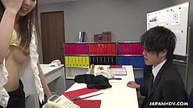 Oficinista japonesa Misaki Yoshimura mama polla de colega en el curro
