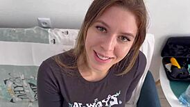 Wow, tato doručovatelka uhasila žízeň spermatem z chamtivého zákazníkova ptáka!