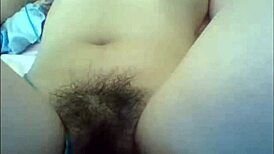 Linh xinh engages in web chat