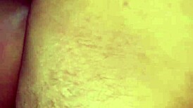 جنس شرجي في المطبخ؟ مؤخرة الفتاة تتساقط حليب